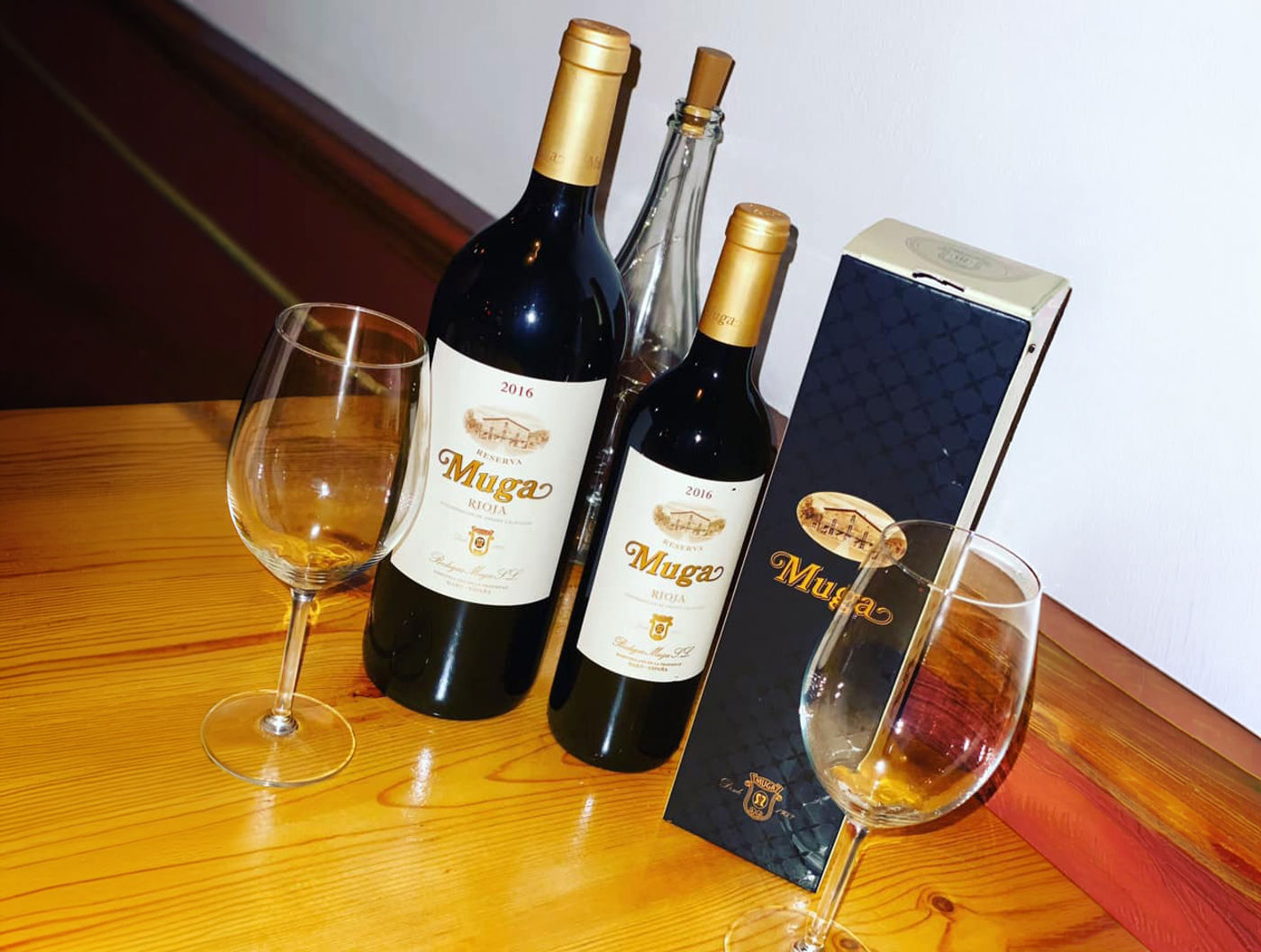 Flessen wijn en wijnglazen van Muga Eetcafé De Drie Noten