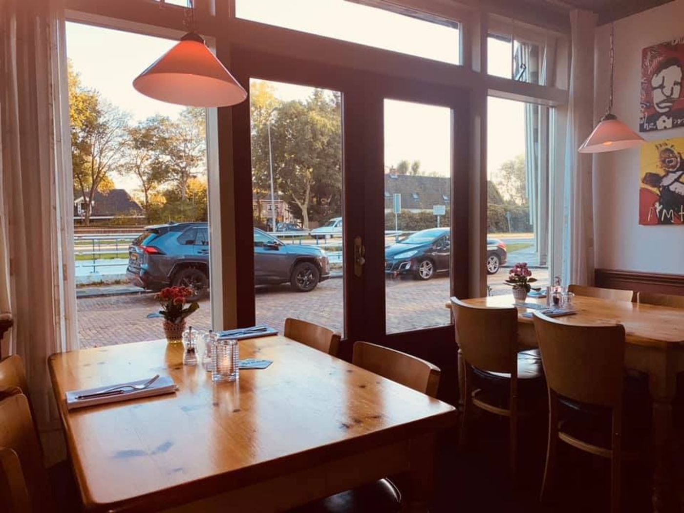Interieur van het Eetcafé De Drie Noten met tafels en stoelen