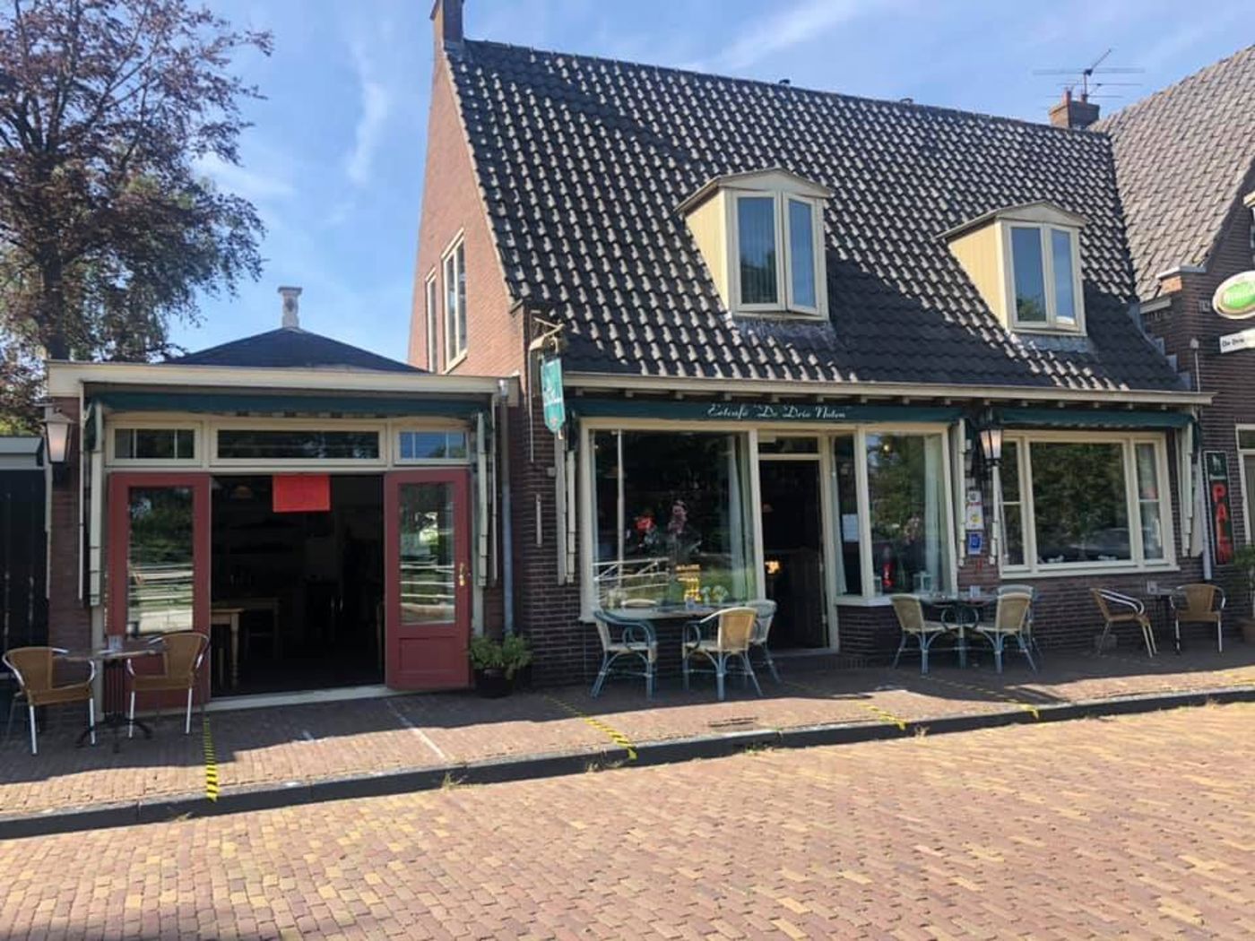 Voorzijde van het pand van Eetcafé De Drie Noten met terras Voorzijde van het pand van Eetcafé De Drie Noten met terras